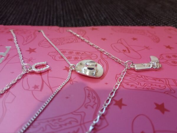 NEU mit Verpackung - Mädchen Halsketten: Stiefel, Hut, Hufeisen (3 Stück)