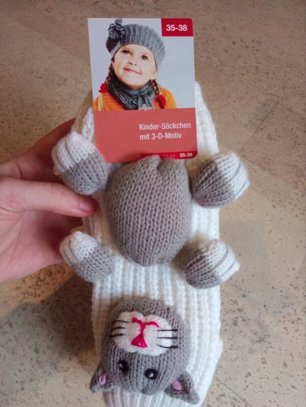 NEU mit Etikett - weiße Kinder Socken mit 3D Motiv Katze Gr. 35-38 (mit Anti-Rutsch-Noppen)