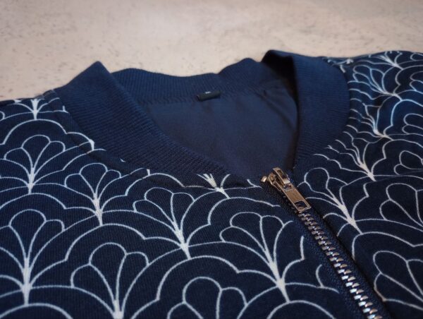 NEU - dunkelblau mit weißem Muster Blouson Jacke Größe M