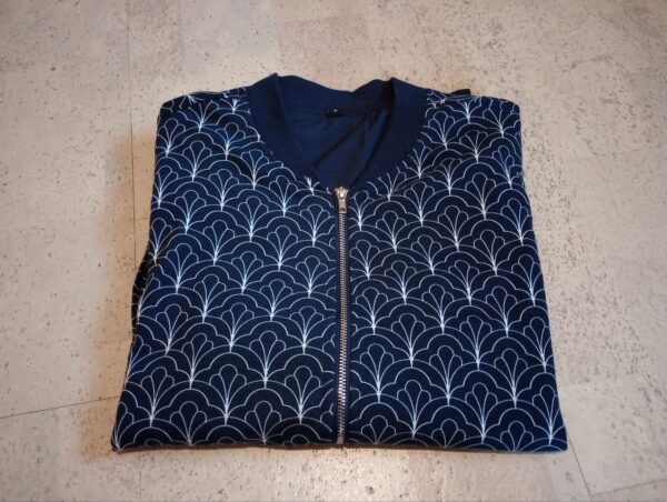 NEU - dunkelblau mit weißem Muster Blouson Jacke Größe M