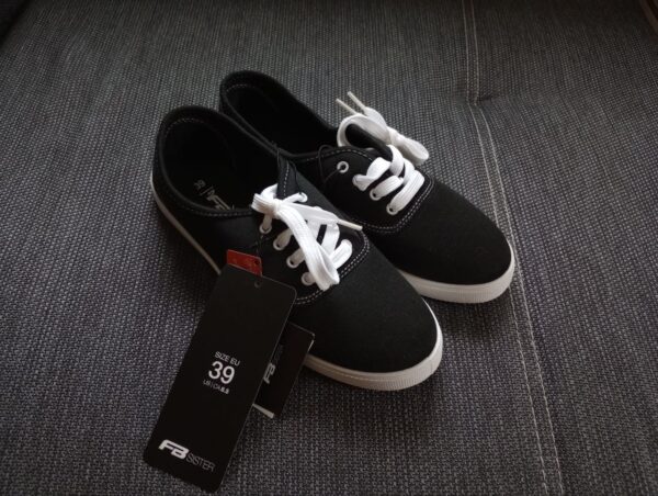 NEU mit Etikett - Stoffschuhe, Sneaker schwarz FB Sister Größe 39