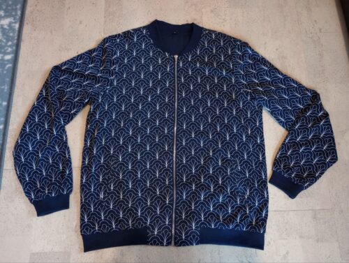 NEU - dunkelblau mit weißem Muster Blouson Jacke Größe M