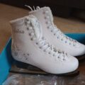 NEUWERTIG - weiße Schlittschuhe mit Fell Größe 38 von Salsa NEUWERTIG - weiße Schlittschuhe mit Fell Größe 38 von Salsa
