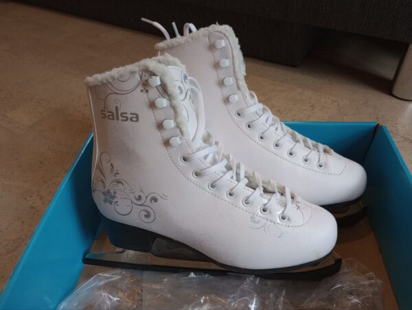 NEUWERTIG - weiße Schlittschuhe mit Fell Größe 38 von Salsa NEUWERTIG - weiße Schlittschuhe mit Fell Größe 38 von Salsa