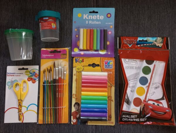 NEU - Pinsel + Becher, Knete, Schere, Cars Malset + Wasserfarben