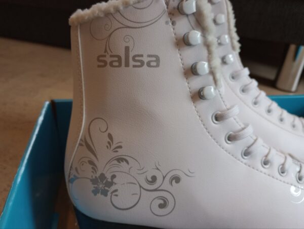NEUWERTIG - weiße Schlittschuhe mit Fell Größe 38 von Salsa NEUWERTIG - weiße Schlittschuhe mit Fell Größe 38 von Salsa