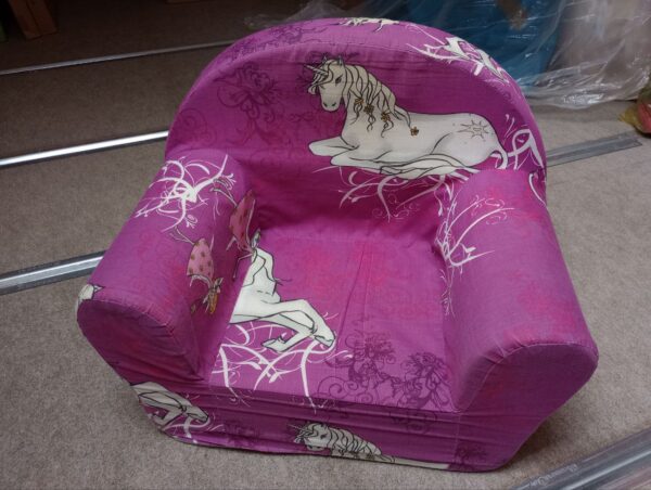 gemütlicher Kindersessel in Rosa mit Einhorn und Fee