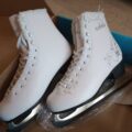 NEUWERTIG - weiße Schlittschuhe mit Fell Größe 38 von Salsa NEUWERTIG - weiße Schlittschuhe mit Fell Größe 38 von Salsa